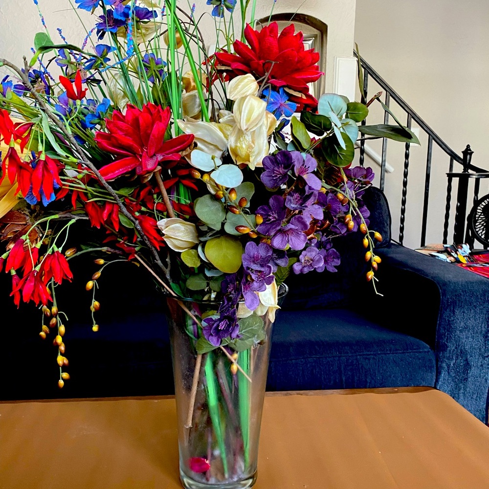 Flower arrangement with vase included. Dry flowers. No watering needed!